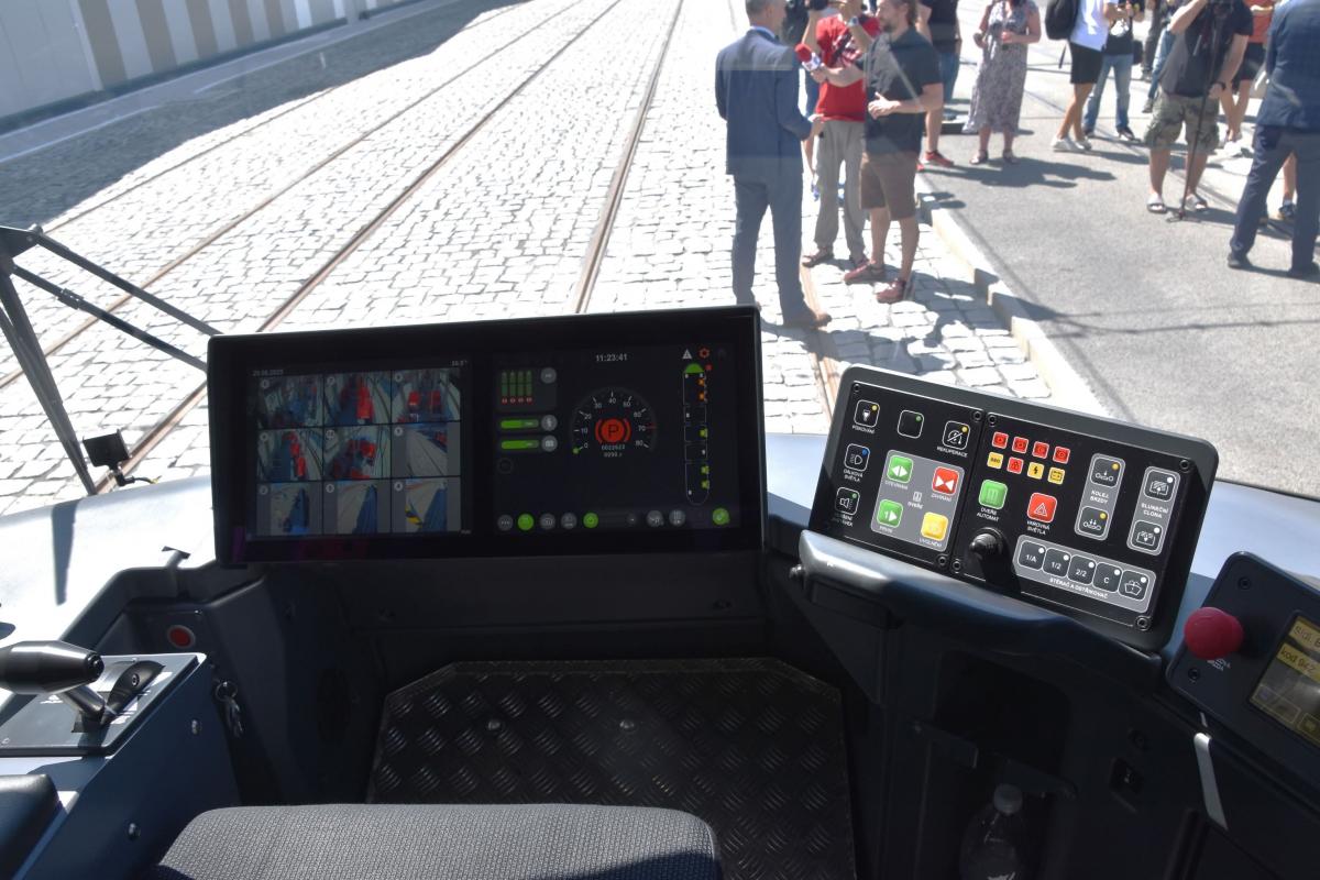 Tramvaj Škoda 52T vozí cestující na lince 12