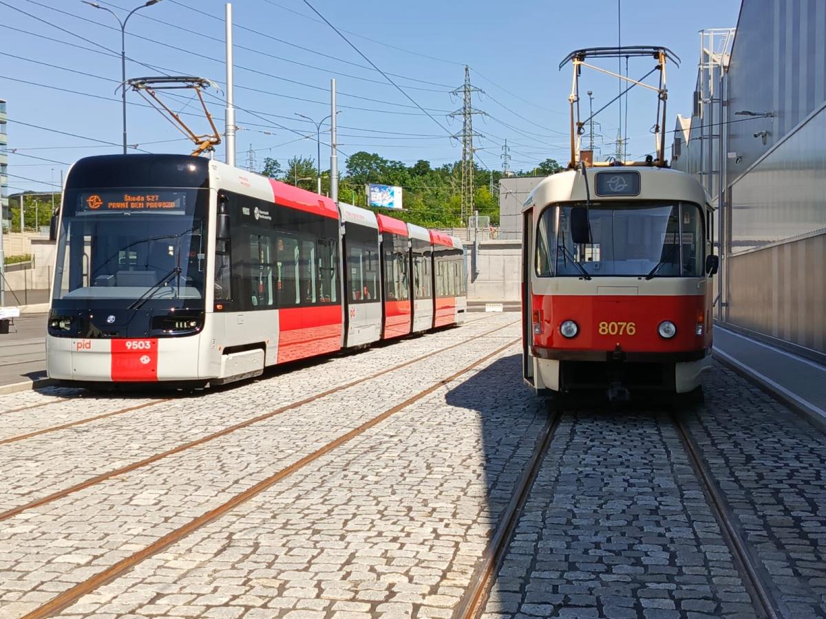 Tramvaj Škoda 52T vozí cestující na lince 12