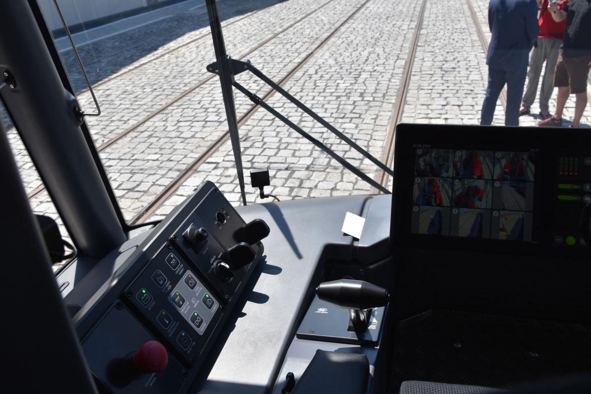 Tramvaj Škoda 52T vozí cestující na lince 12