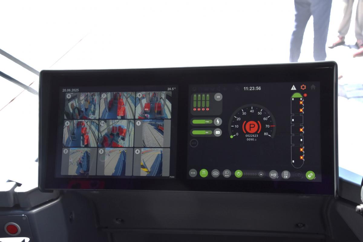 Tramvaj Škoda 52T vozí cestující na lince 12