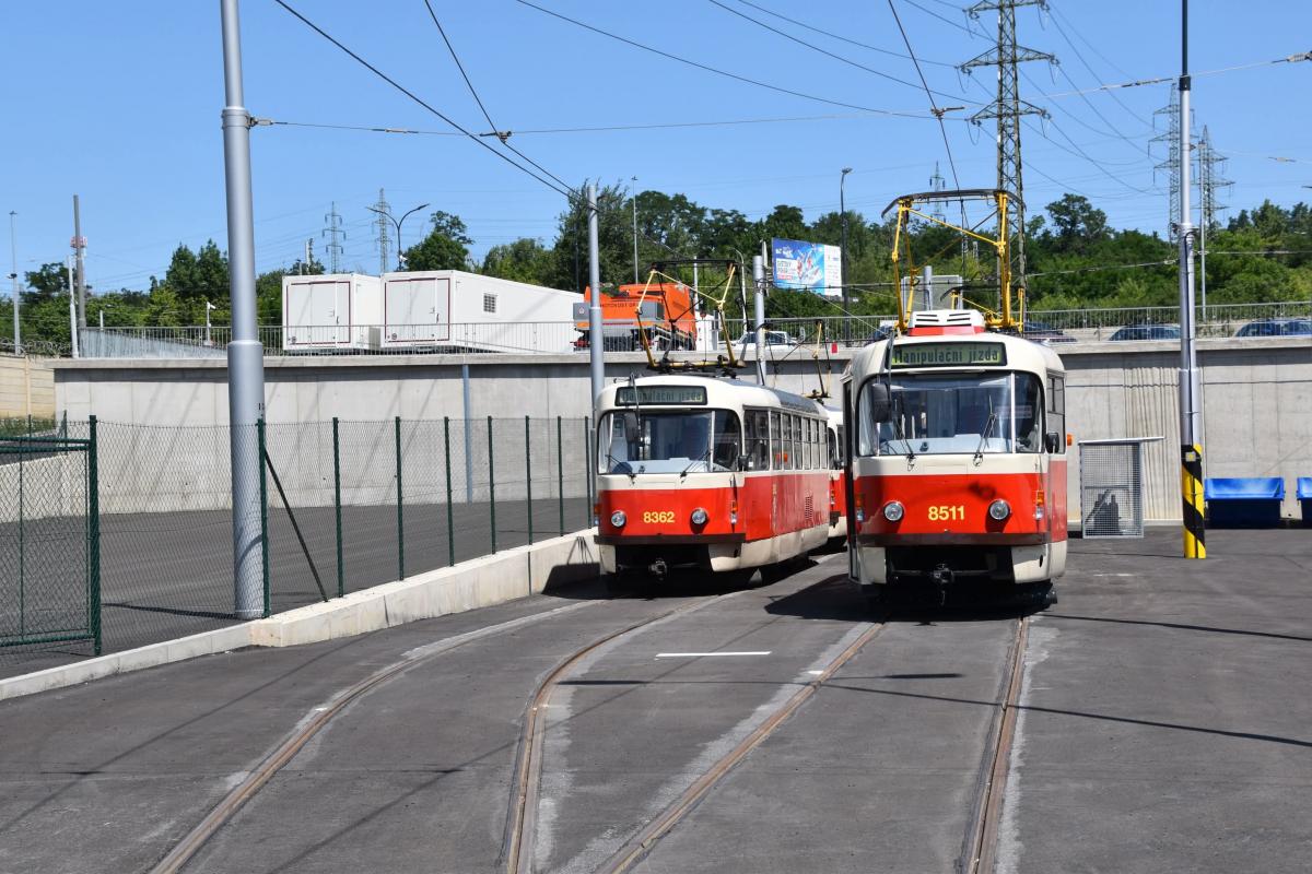 Tramvaj Škoda 52T vozí cestující na lince 12