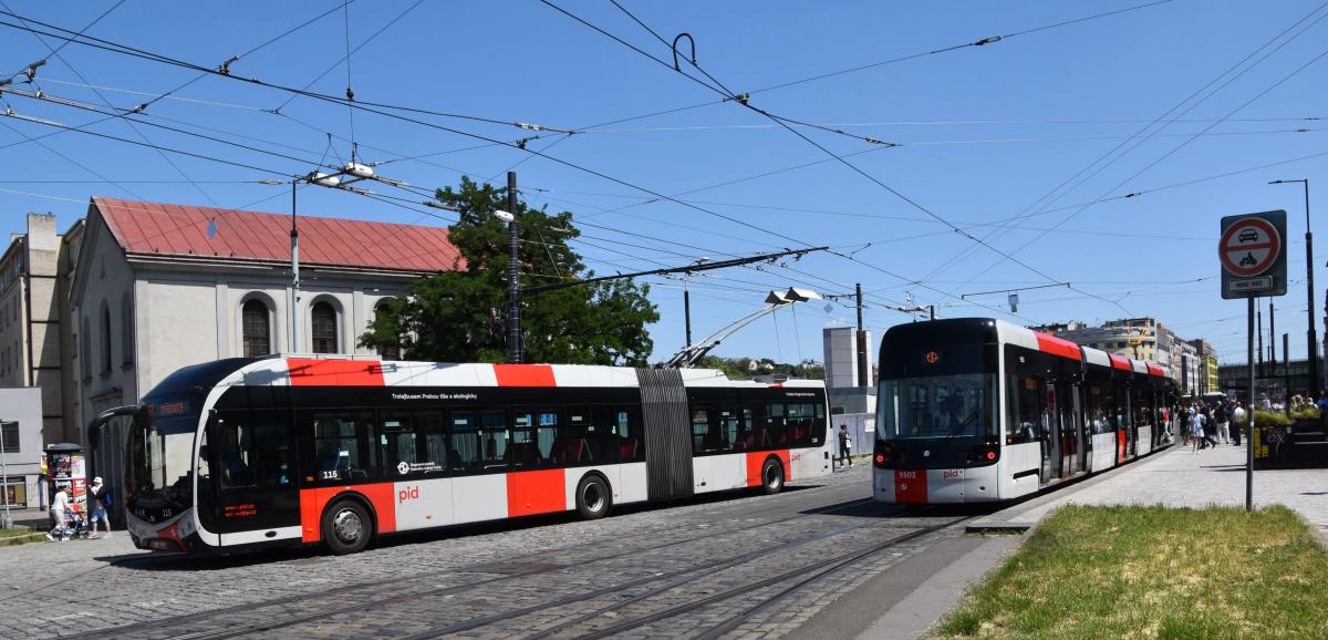 Tramvaj Škoda 52T vozí cestující na lince 12