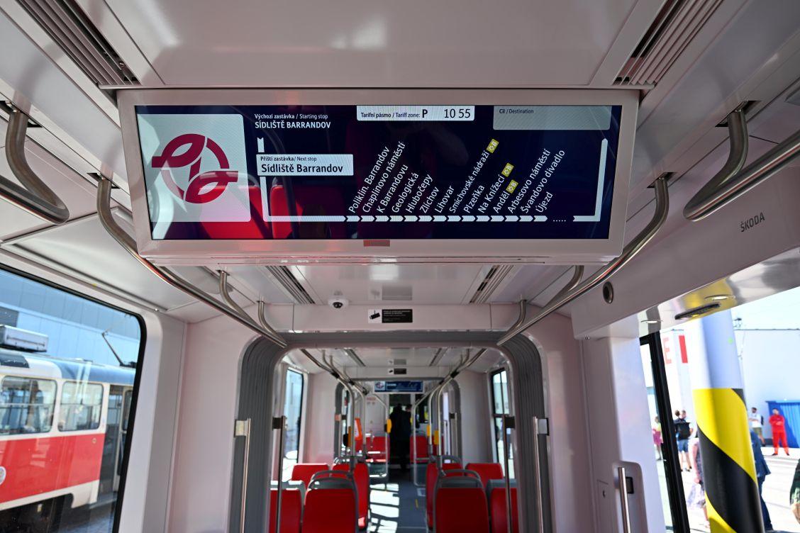 Tramvaj Škoda 52T vozí cestující na lince 12 