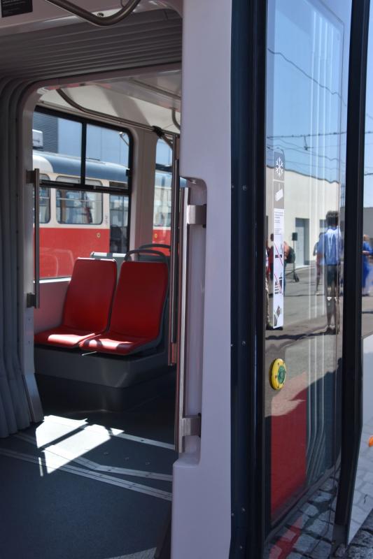 Tramvaj Škoda 52T vozí cestující na lince 12