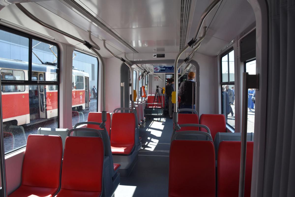 Tramvaj Škoda 52T vozí cestující na lince 12