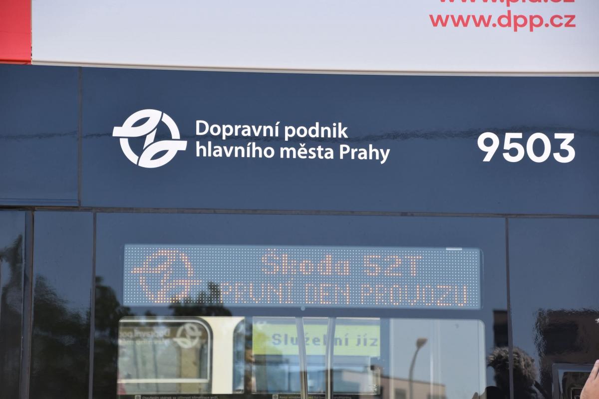 Tramvaj Škoda 52T vozí cestující na lince 12