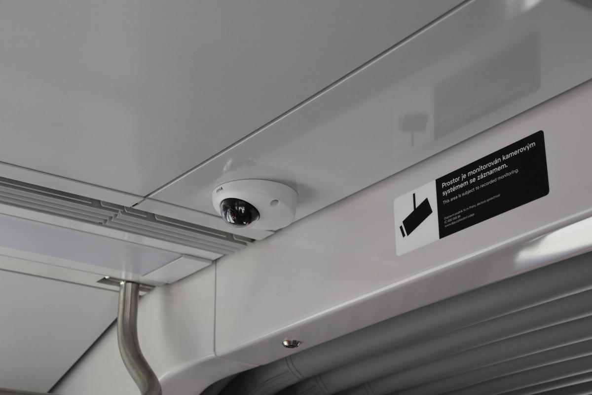 Tramvaj Škoda 52T vozí cestující na lince 12
