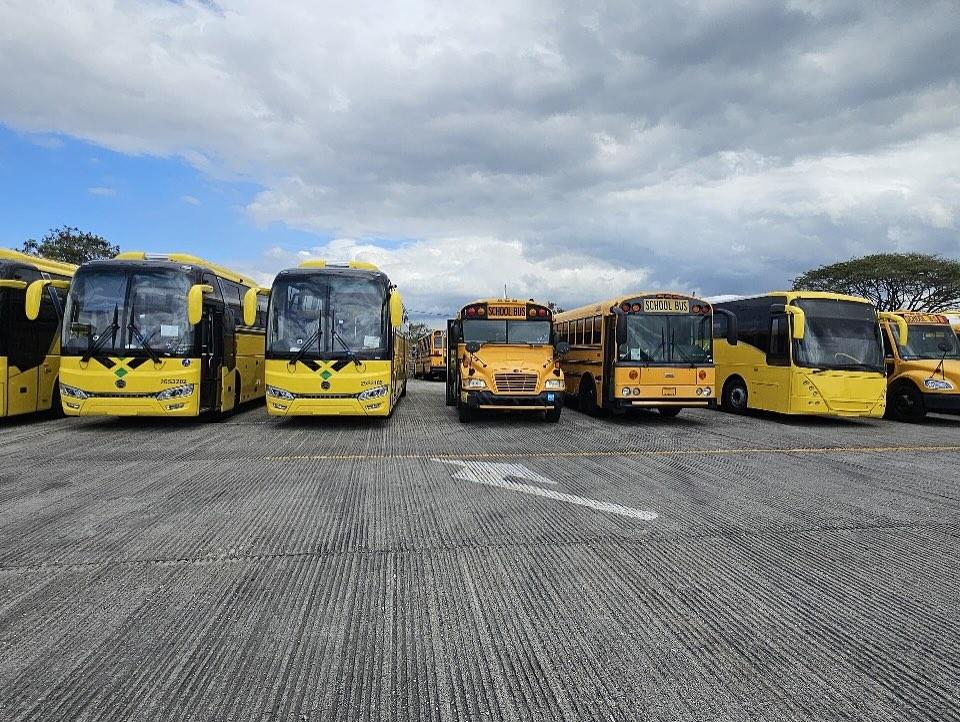 Jamajská vláda investuje do nových autobusů pro veřejnou dopravu 