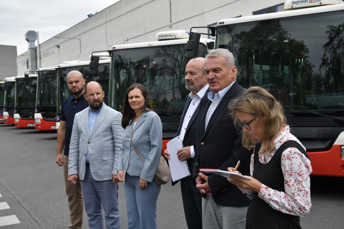 Z Prahy odjelo jako pomoc Ukrajině 15 autobusů SOR NB 12
