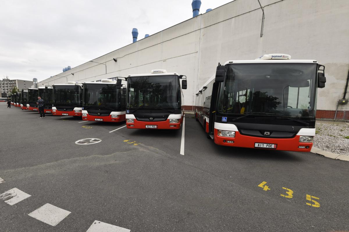 Z Prahy odjelo jako pomoc Ukrajině 15 autobusů SOR NB 12