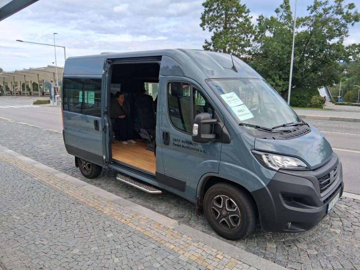 Speciální mikrobus pro náhradní dopravu v Českém Krumlově