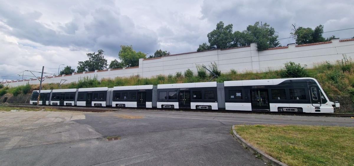 Z Plzně odjela do Německa poslední 60metrová tramvaj Škoda 38T 