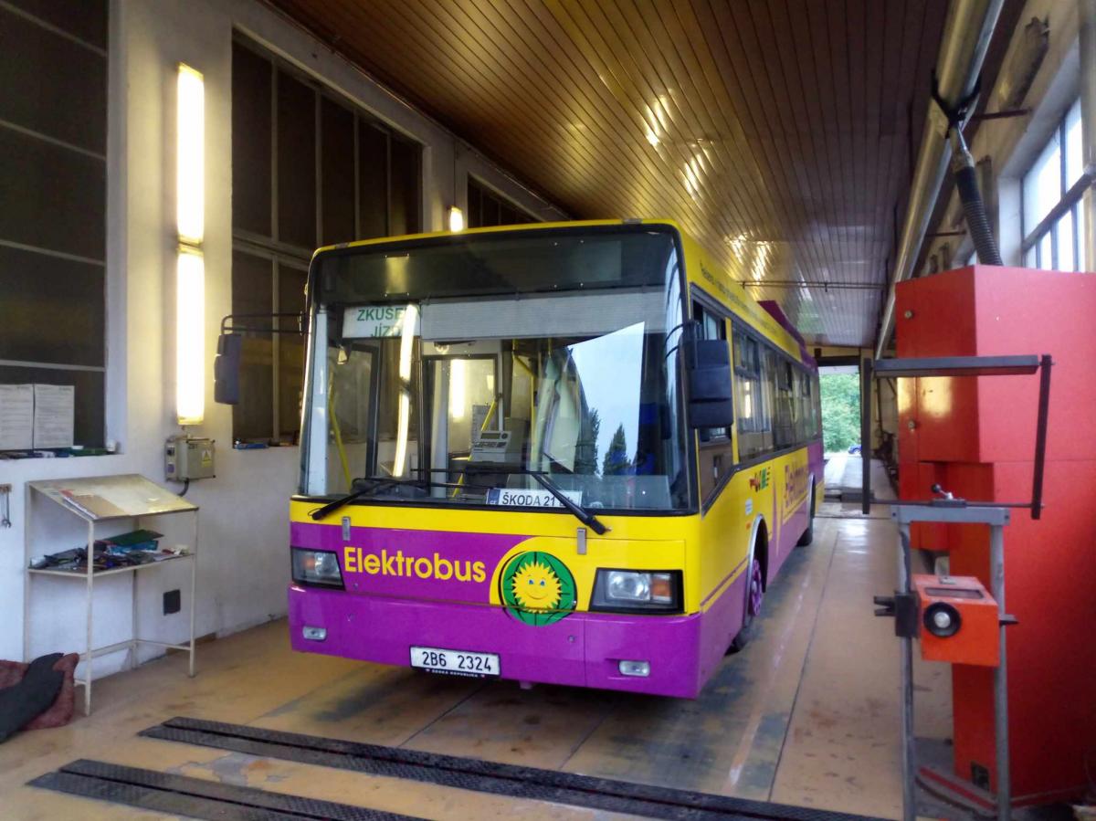 Poslední prázdninový víkend se můžete ve Strašicích svézt unikátním elektrobusem