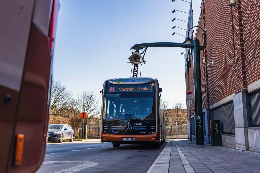  Po Bruselu jezdí 56 nových kloubových autobusů eCitaro