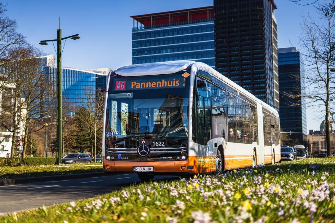  Po Bruselu jezdí 56 nových kloubových autobusů eCitaro