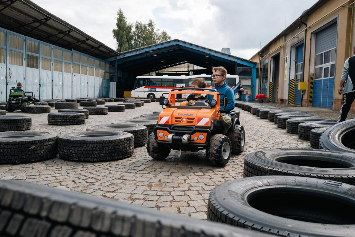 Ve ZDARU jezdil na Dni otevřených dveří i autonomní minibus