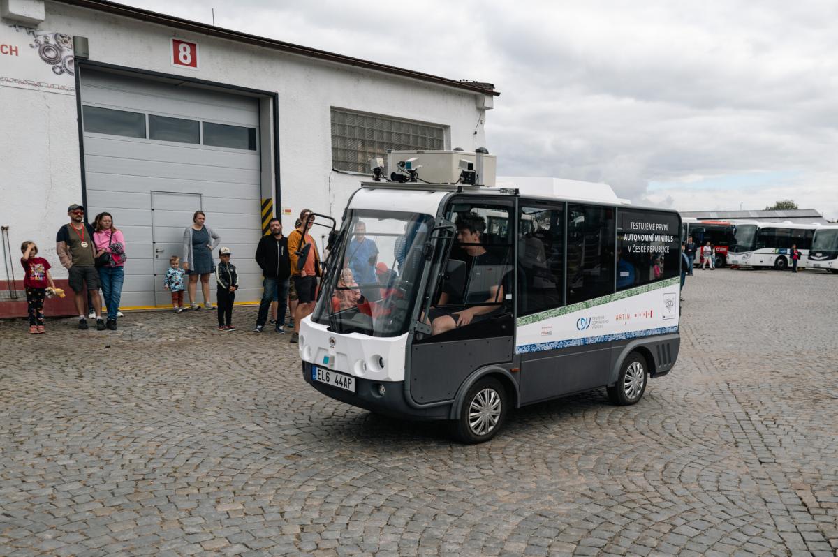 Ve ZDARU jezdil na Dni otevřených dveří i autonomní minibus