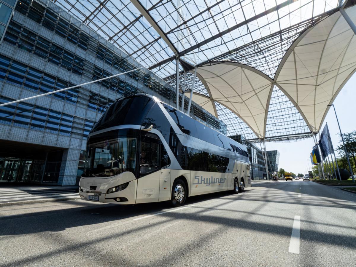 NEOPLAN Skyliner &quot;Auwärter Edition&quot; slaví na Busworld premiéru