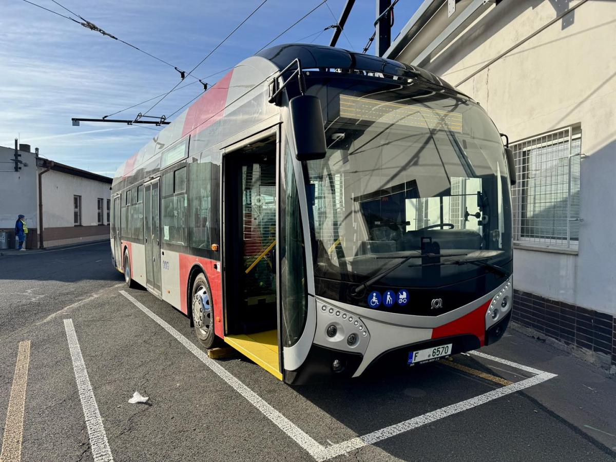 Elektrobus SOR ENS 12 je v Praze