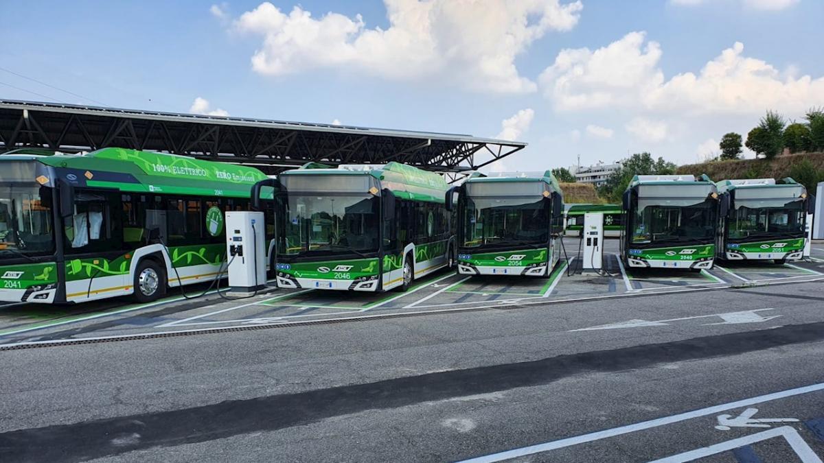 Do Lombardie dorazily první kloubové elektrické autobusy Solaris