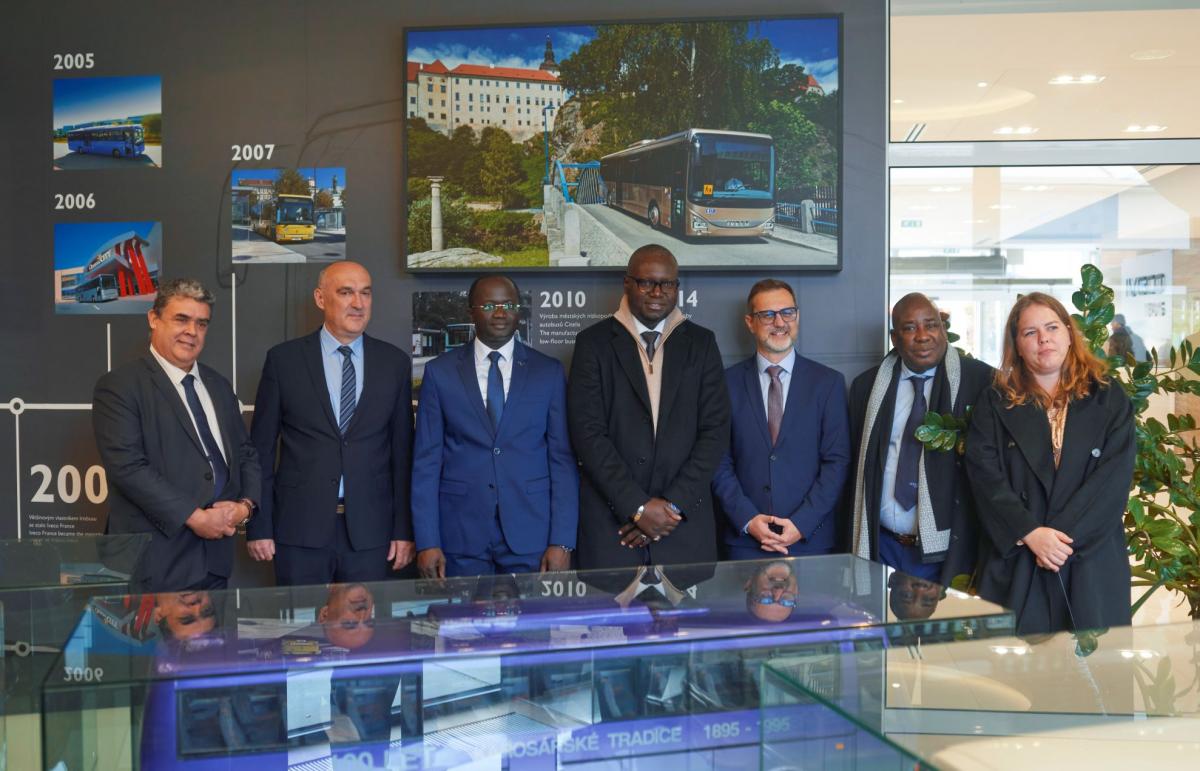 Ministr ze Senegalu se přijel podívat na výrobu autobusů do Vysokého Mýta