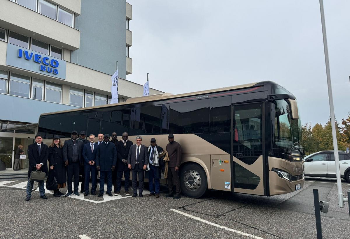Ministr ze Senegalu se přijel podívat na výrobu autobusů do Vysokého Mýta