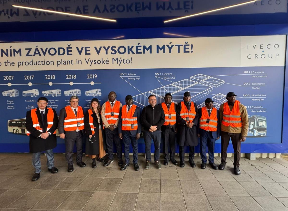 Ministr ze Senegalu se přijel podívat na výrobu autobusů do Vysokého Mýta