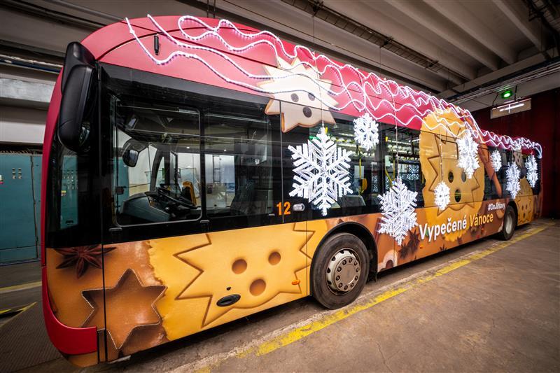 Podívejte se na letošní vánoční autobusy 