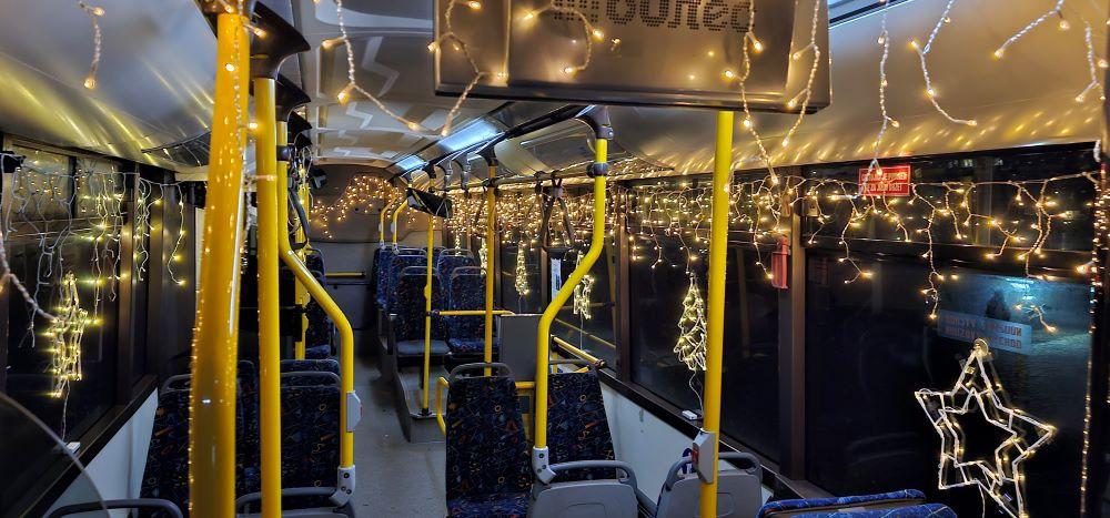 Podívejte se na letošní vánoční autobusy 