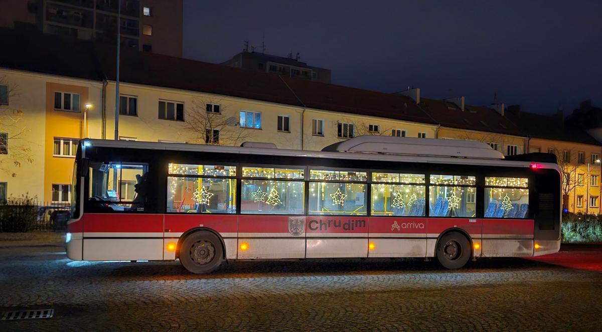 Podívejte se na letošní vánoční autobusy 