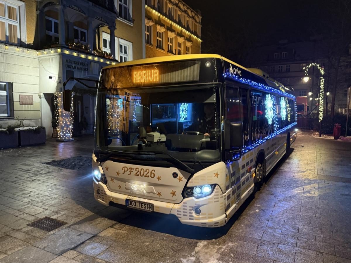 Podívejte se na letošní vánoční autobusy 