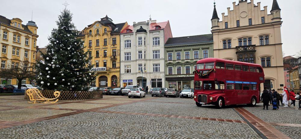 Podívejte se na letošní vánoční autobusy 