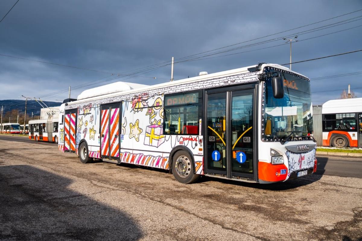 Podívejte se na letošní vánoční autobusy 