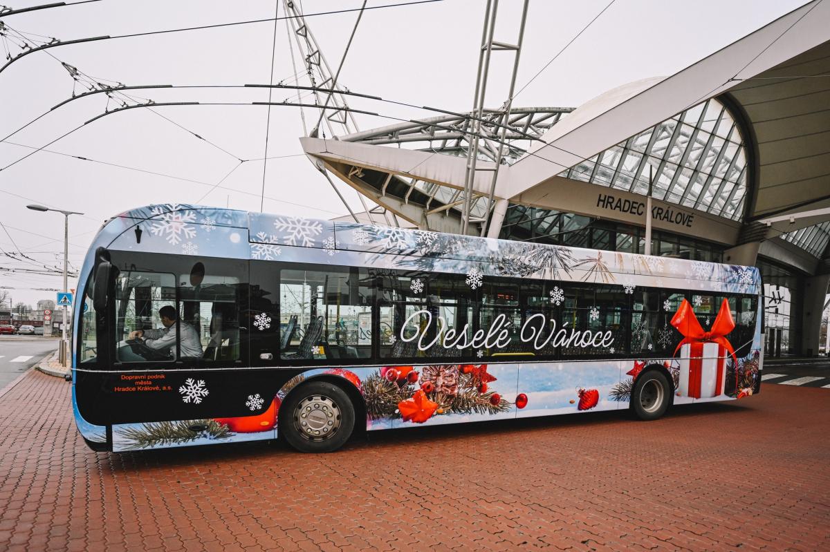 Podívejte se na letošní vánoční autobusy 