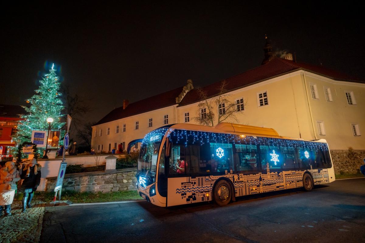 Podívejte se na letošní vánoční autobusy 
