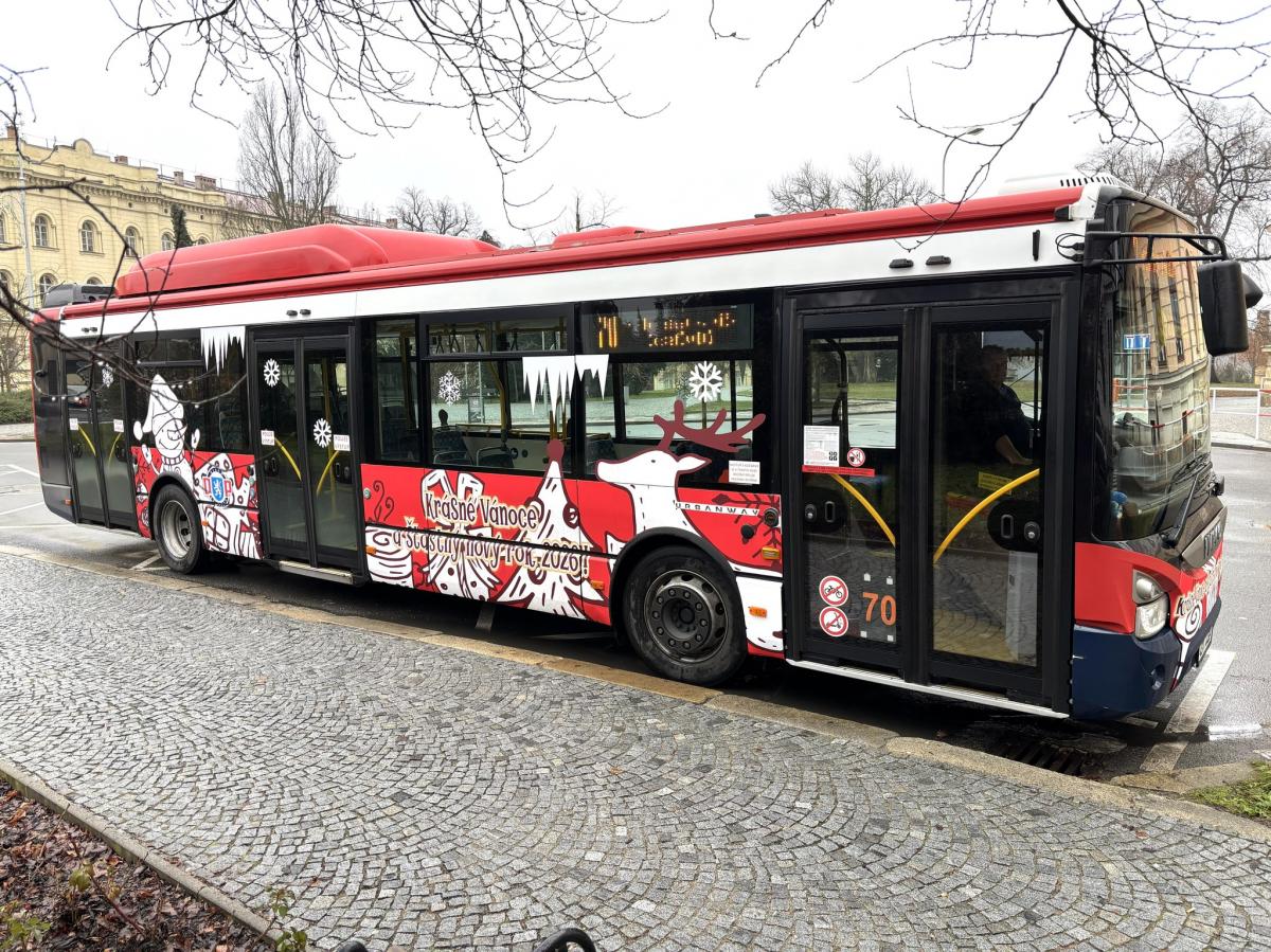 Podívejte se na letošní vánoční autobusy 