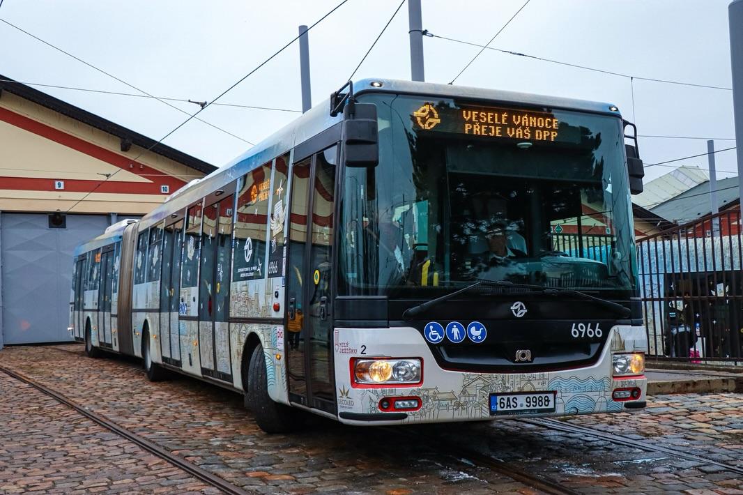 Podívejte se na letošní vánoční autobusy 