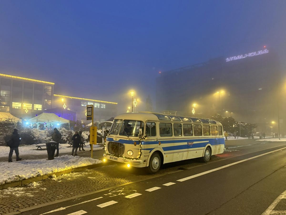 Podívejte se na letošní vánoční autobusy 