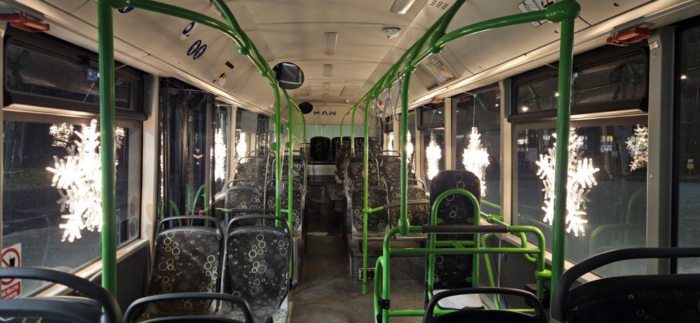 Podívejte se na letošní vánoční autobusy 