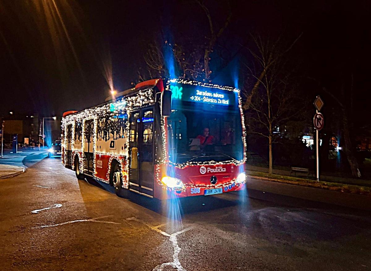 Podívejte se na letošní vánoční autobusy 