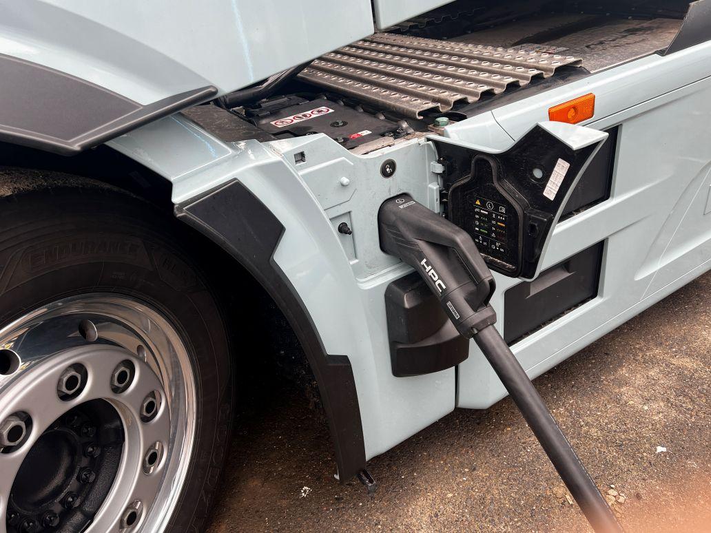 E.ON Drive a MAN otevřely v Čestlicích dobíječku pro užitková vozidla