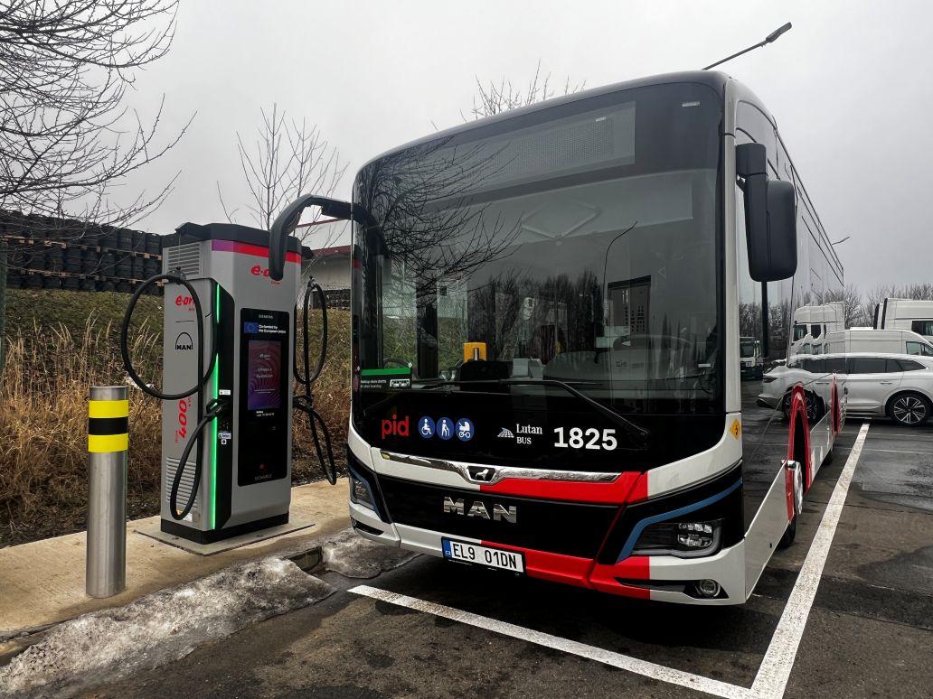 E.ON Drive a MAN otevřely v Čestlicích dobíječku pro užitková vozidla