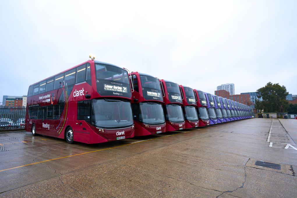 Dvoupodlažní elektrické autobusy v anglickém Readingu