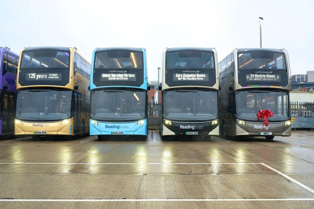 Dvoupodlažní elektrické autobusy v anglickém Readingu