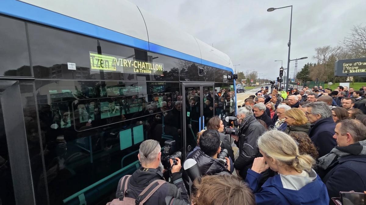 Jižně od Paříže byla otevřena BRT linka s 30 extra dlouhými elektrickými autobusy
