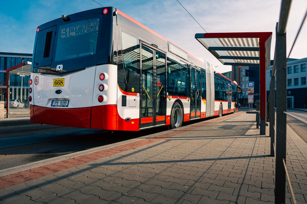 Nové kloubové autobusy SOR v provozu v Plzni