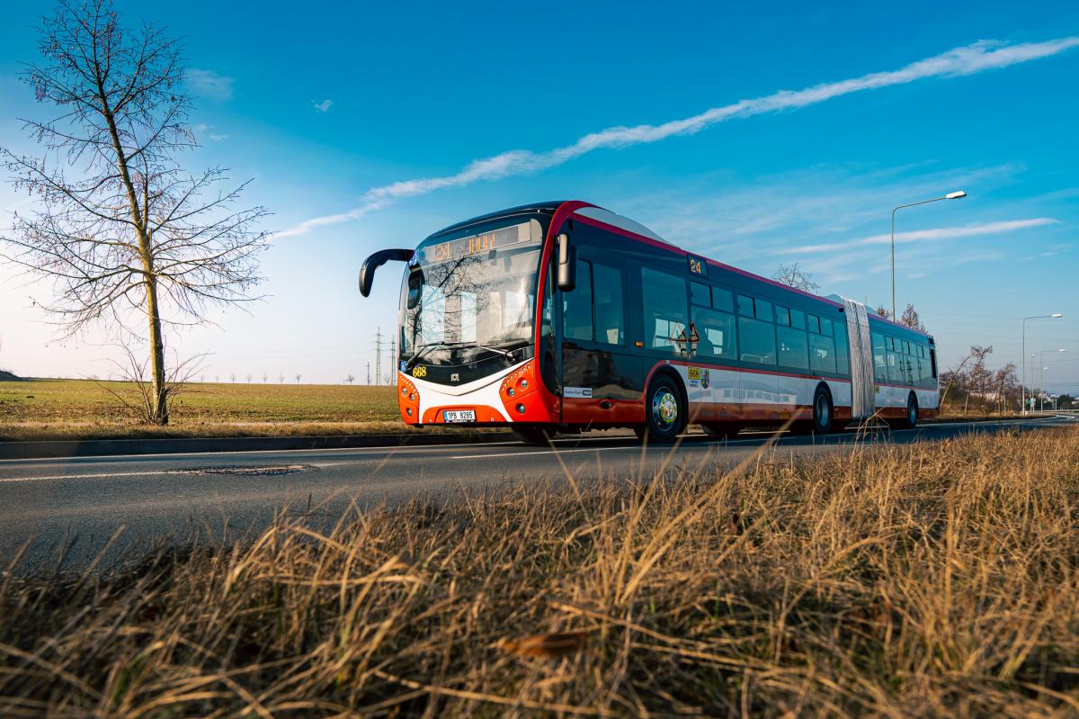 Nové kloubové autobusy SOR v provozu v Plzni