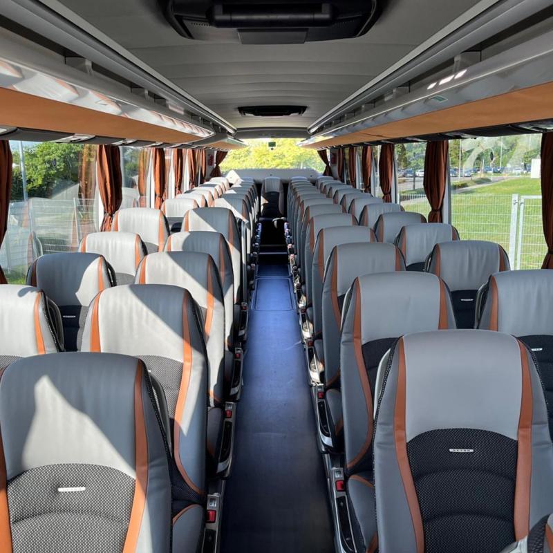Devět luxusních autobusů Setra pro H+S Bussi