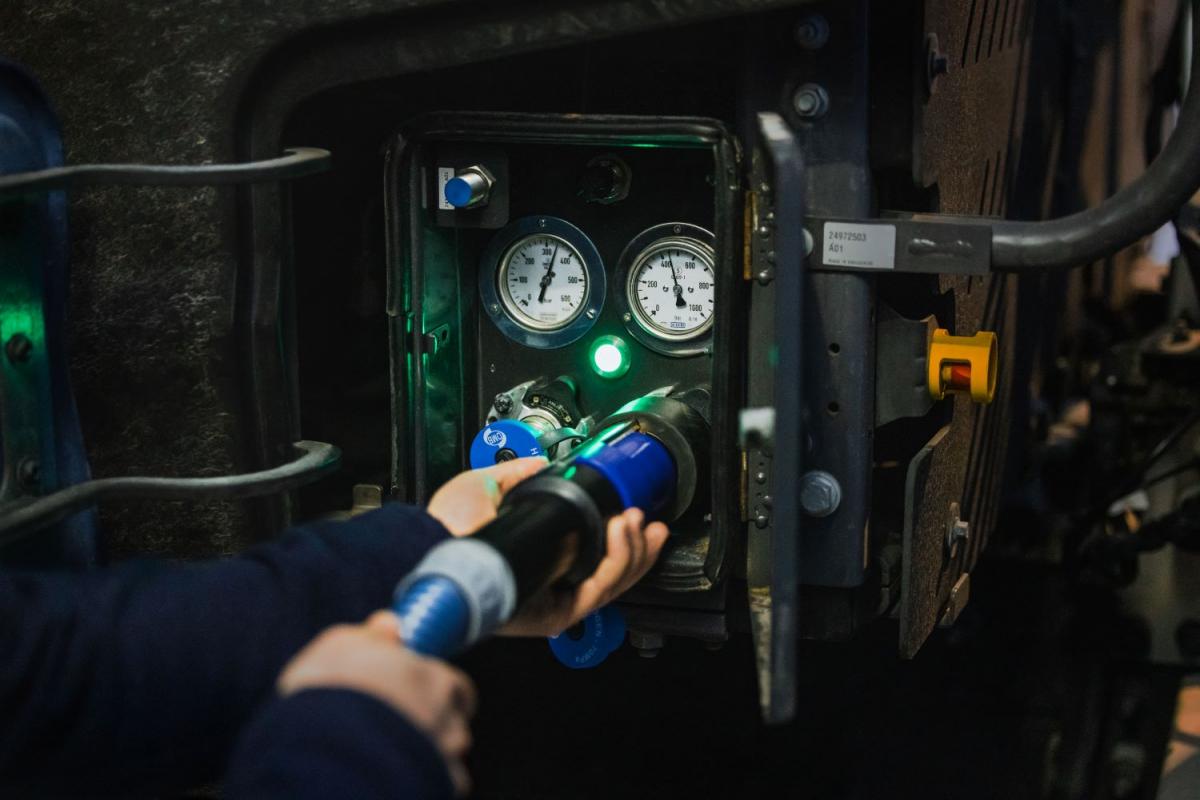 Nákladní Volvo se spalovacím motorem na vodík