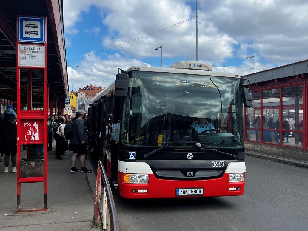 První trolejbus na pražské lince 52
